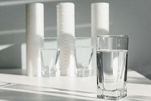 เครื่องกรองน้ำตั้งโต๊ะประหยัดพื้นที่ วางบนเคาน์เตอร์ได้ทันที ไม่ต้องเจาะผนัง