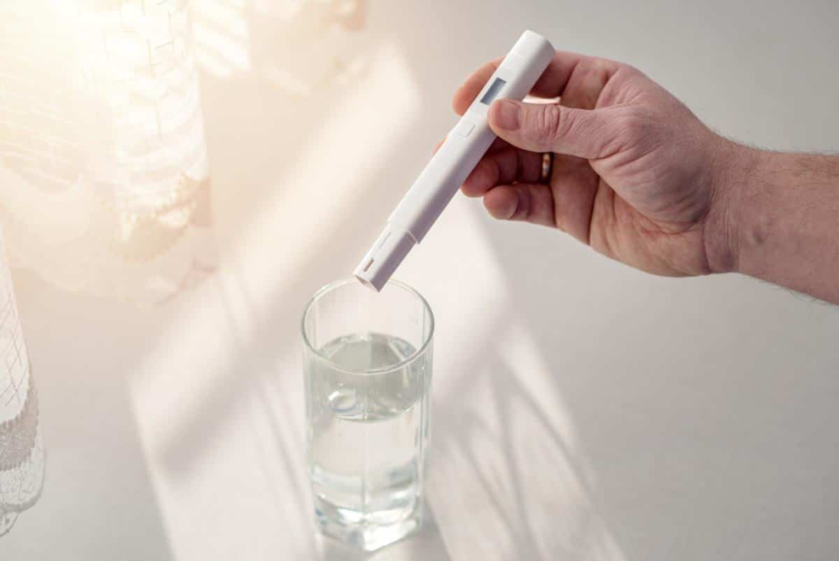 Digital TDS meter measuring