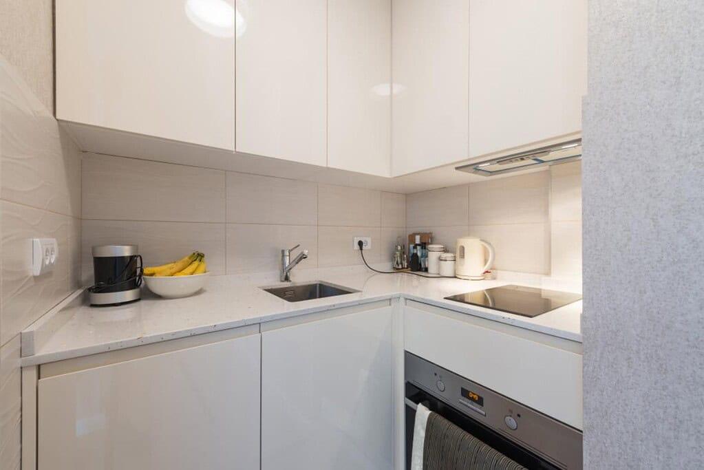 การตกแต่งครัวคอนโดขนาดเล็กสไตล์มินิมอล โทนสีขาว พร้อมเคาน์เตอร์ครัว Built-in