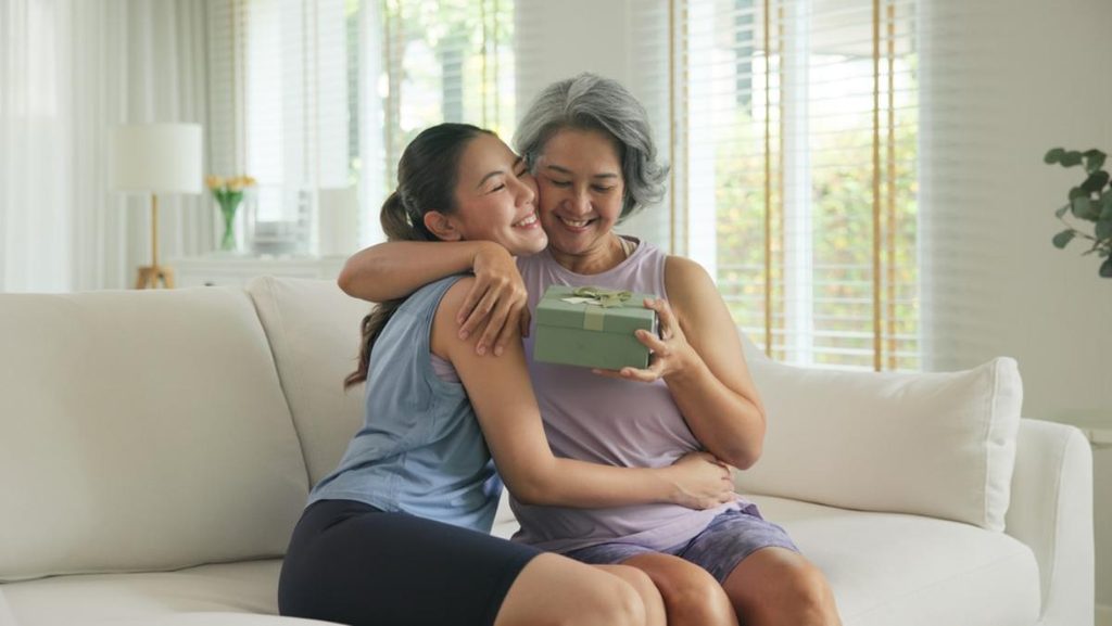 ลูกมอบของขวัญให้แม่เพื่อแสดงความรักและความห่วงใย
