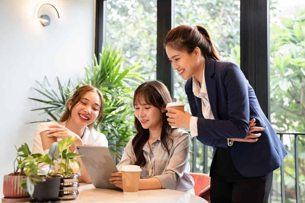 พนักงานทำงานและพูดคุยกันที่มุม Pantry หนึ่งในไอเดีย Office Wellness