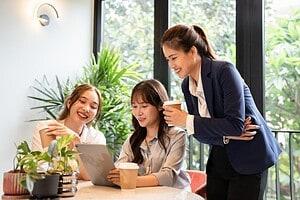 พนักงานทำงานและพูดคุยกันที่มุม Pantry หนึ่งในไอเดีย Office Wellness