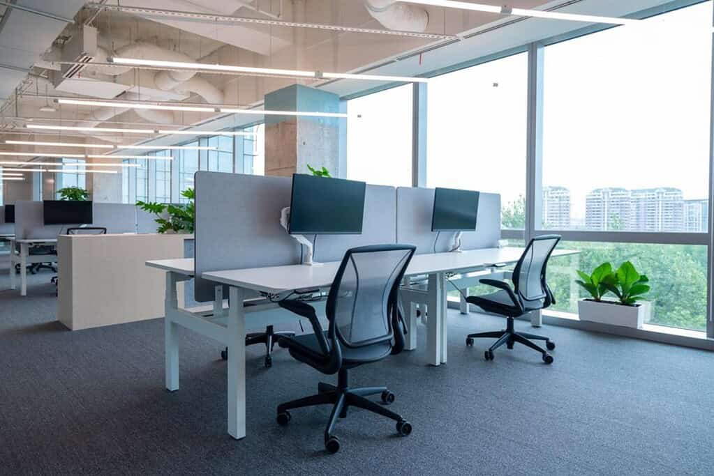 การจัดแสงและใช้เฟอร์นิเจอร์ Ergonomic เป็นสิ่งอำนวยความสะดวกพนักงานในออฟฟิศที่ควรมี